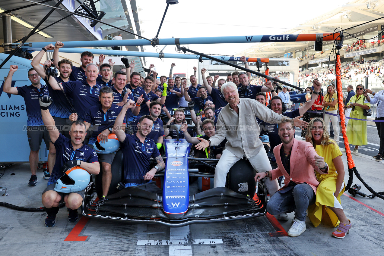 GP ABU DHABI, Sir Richard Branson (GBR) Virgin Group Owner, Williams Racing guest.

08.12.2024. Formula 1 World Championship, Rd 24, Abu Dhabi Grand Prix, Yas Marina Circuit, Abu Dhabi, Gara Day.

- www.xpbimages.com, EMail: requests@xpbimages.com © Copyright: Bearne / XPB Images