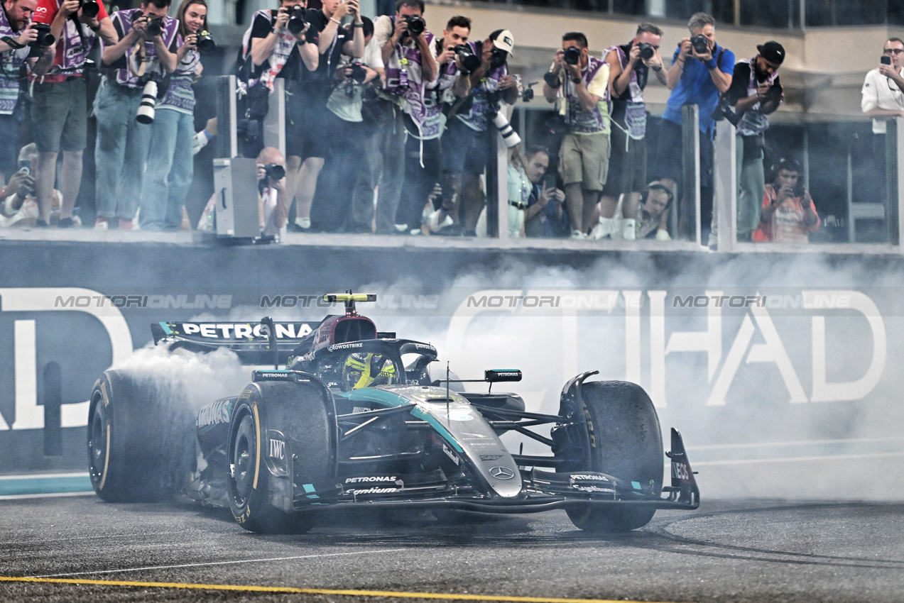 GP ABU DHABI, Fourth placed Lewis Hamilton (GBR) Mercedes AMG F1 W15 performs doughnuts at the end of the race.

08.12.2024. Formula 1 World Championship, Rd 24, Abu Dhabi Grand Prix, Yas Marina Circuit, Abu Dhabi, Gara Day.

- www.xpbimages.com, EMail: requests@xpbimages.com © Copyright: Price / XPB Images