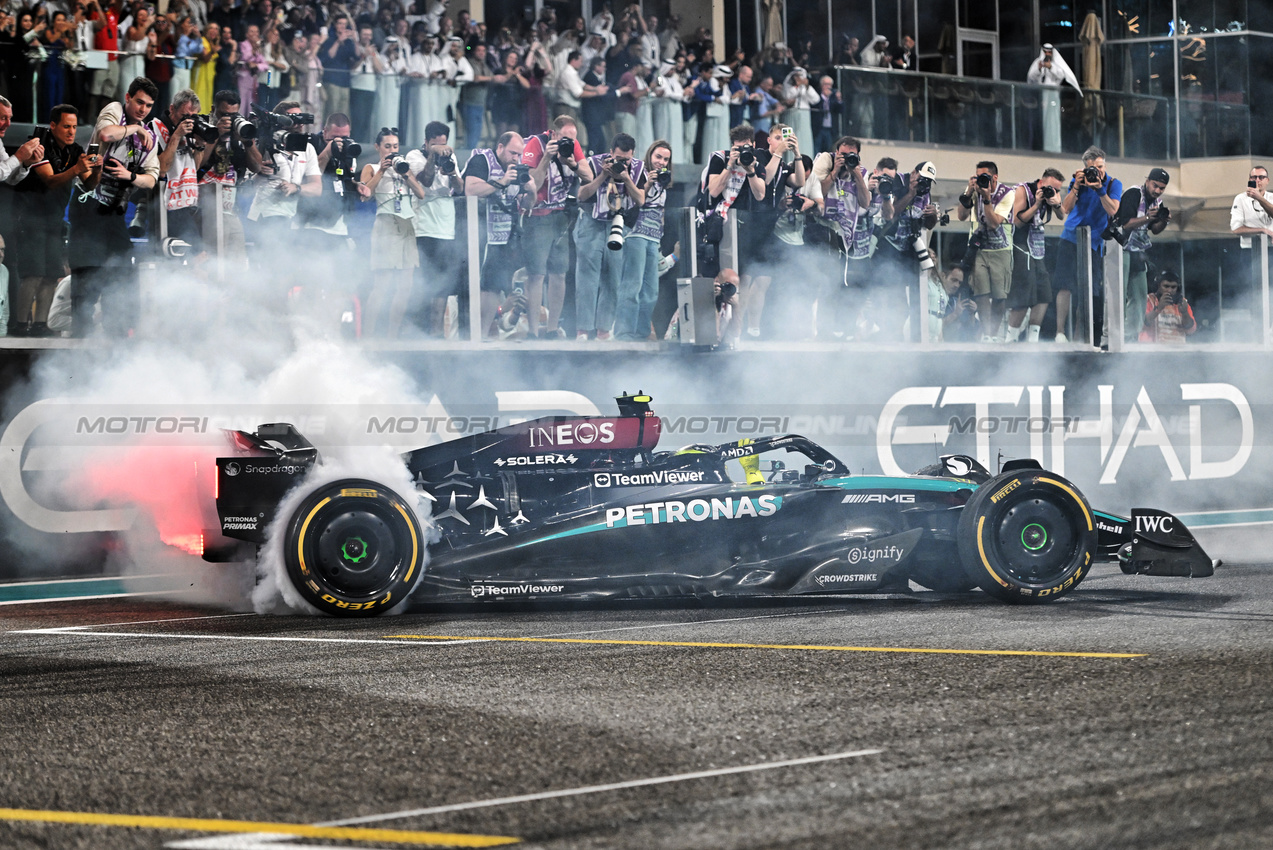 GP ABU DHABI, Fourth placed Lewis Hamilton (GBR) Mercedes AMG F1 W15 performs doughnuts at the end of the race.

08.12.2024. Formula 1 World Championship, Rd 24, Abu Dhabi Grand Prix, Yas Marina Circuit, Abu Dhabi, Gara Day.

- www.xpbimages.com, EMail: requests@xpbimages.com © Copyright: Price / XPB Images