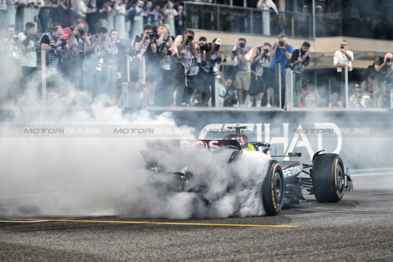 GP ABU DHABI, Fourth placed Lewis Hamilton (GBR) Mercedes AMG F1 W15 performs doughnuts at the end of the race.

08.12.2024. Formula 1 World Championship, Rd 24, Abu Dhabi Grand Prix, Yas Marina Circuit, Abu Dhabi, Gara Day.

- www.xpbimages.com, EMail: requests@xpbimages.com © Copyright: Price / XPB Images