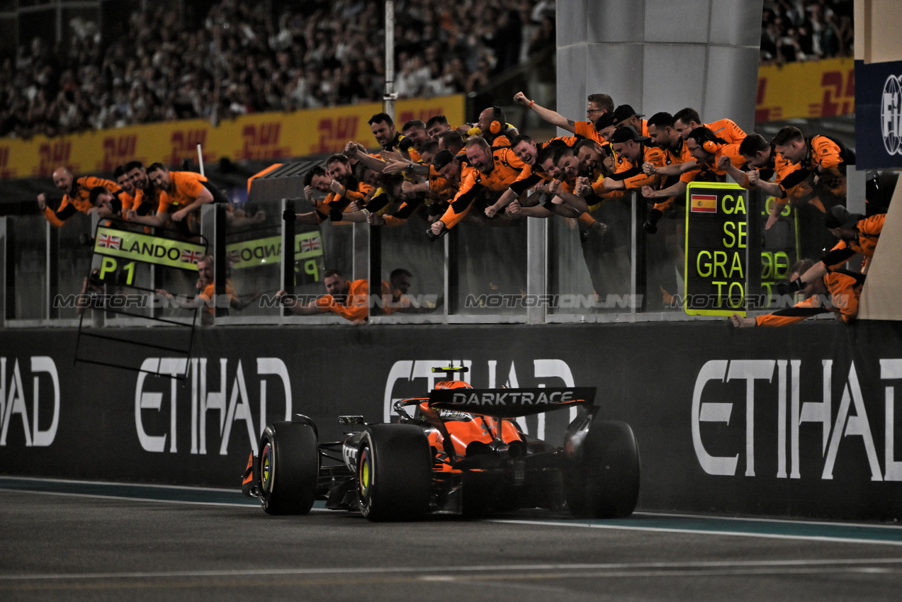 GP ABU DHABI, Gara winner Lando Norris (GBR) McLaren MCL38 passes the team at the end of the race.

08.12.2024. Formula 1 World Championship, Rd 24, Abu Dhabi Grand Prix, Yas Marina Circuit, Abu Dhabi, Gara Day.

- www.xpbimages.com, EMail: requests@xpbimages.com © Copyright: Price / XPB Images