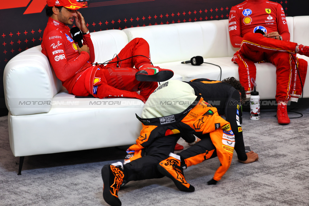 GP ABU DHABI, (L to R): Carlos Sainz Jr (ESP) Ferrari; Lando Norris (GBR) McLaren; e Charles Leclerc (MON) Ferrari, in the post race FIA Press Conference.

08.12.2024. Formula 1 World Championship, Rd 24, Abu Dhabi Grand Prix, Yas Marina Circuit, Abu Dhabi, Gara Day.

- www.xpbimages.com, EMail: requests@xpbimages.com © Copyright: Batchelor / XPB Images