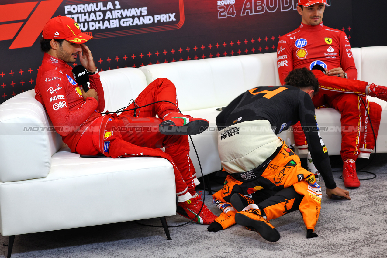 GP ABU DHABI, (L to R): Carlos Sainz Jr (ESP) Ferrari; Lando Norris (GBR) McLaren; e Charles Leclerc (MON) Ferrari, in the post race FIA Press Conference.

08.12.2024. Formula 1 World Championship, Rd 24, Abu Dhabi Grand Prix, Yas Marina Circuit, Abu Dhabi, Gara Day.

- www.xpbimages.com, EMail: requests@xpbimages.com © Copyright: Batchelor / XPB Images