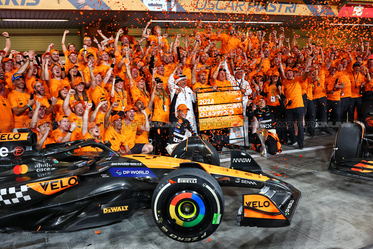 GP ABU DHABI, Gara winner Lando Norris (GBR) McLaren e Oscar Piastri (AUS) McLaren celebrate winning the Constructors' Championship with the team.

08.12.2024. Formula 1 World Championship, Rd 24, Abu Dhabi Grand Prix, Yas Marina Circuit, Abu Dhabi, Gara Day.

- www.xpbimages.com, EMail: requests@xpbimages.com © Copyright: Charniaux / XPB Images