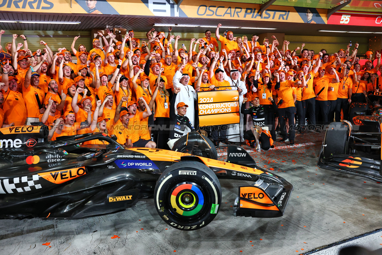 GP ABU DHABI, Gara winner Lando Norris (GBR) McLaren e Oscar Piastri (AUS) McLaren celebrate winning the Constructors' Championship with the team.

08.12.2024. Formula 1 World Championship, Rd 24, Abu Dhabi Grand Prix, Yas Marina Circuit, Abu Dhabi, Gara Day.

- www.xpbimages.com, EMail: requests@xpbimages.com © Copyright: Charniaux / XPB Images