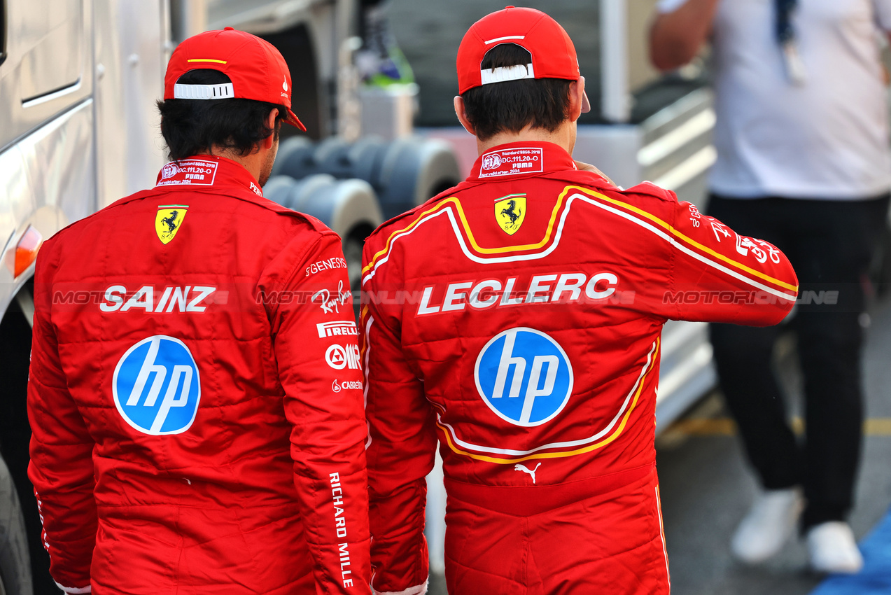 GP ABU DHABI, (L to R): Carlos Sainz Jr (ESP) Ferrari e Charles Leclerc (MON) Ferrari on the drivers' parade.

08.12.2024. Formula 1 World Championship, Rd 24, Abu Dhabi Grand Prix, Yas Marina Circuit, Abu Dhabi, Gara Day.

- www.xpbimages.com, EMail: requests@xpbimages.com © Copyright: Batchelor / XPB Images