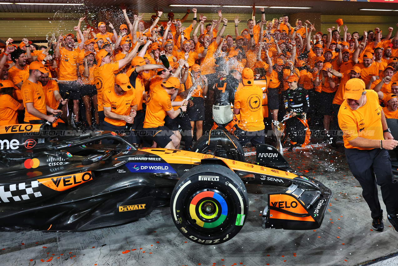 GP ABU DHABI, Gara winner Lando Norris (GBR) McLaren e Oscar Piastri (AUS) McLaren celebrate winning the Constructors' Championship with the team.

08.12.2024. Formula 1 World Championship, Rd 24, Abu Dhabi Grand Prix, Yas Marina Circuit, Abu Dhabi, Gara Day.

- www.xpbimages.com, EMail: requests@xpbimages.com © Copyright: Charniaux / XPB Images