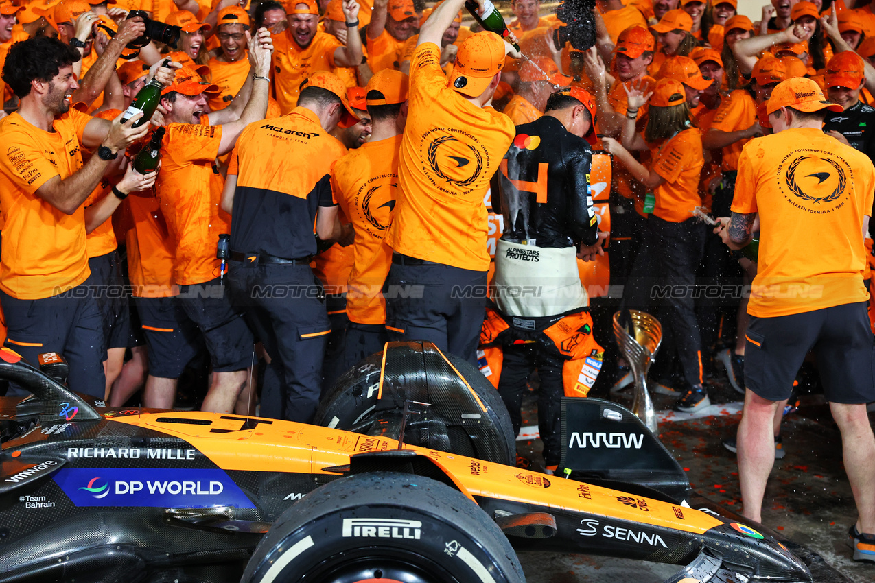 GP ABU DHABI, Gara winner Lando Norris (GBR) McLaren e Oscar Piastri (AUS) McLaren celebrate winning the Constructors' Championship with the team.

08.12.2024. Formula 1 World Championship, Rd 24, Abu Dhabi Grand Prix, Yas Marina Circuit, Abu Dhabi, Gara Day.

- www.xpbimages.com, EMail: requests@xpbimages.com © Copyright: Charniaux / XPB Images