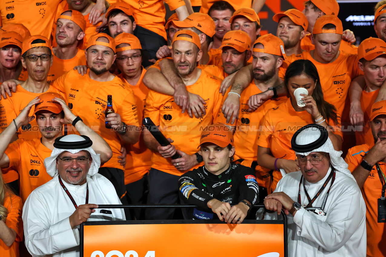 GP ABU DHABI, (L to R): Crown Prince Shaikh Salman bin Isa Hamad Al Khalifa (BRN); Oscar Piastri (AUS) McLaren e Sheikh Mohammed bin Essa Al Khalifa (BRN) CEO of the Bahrain Economic Development Board e McLaren Shareholder at the McLaren Constructors' Championship team celebration.

08.12.2024. Formula 1 World Championship, Rd 24, Abu Dhabi Grand Prix, Yas Marina Circuit, Abu Dhabi, Gara Day.

- www.xpbimages.com, EMail: requests@xpbimages.com © Copyright: Moy / XPB Images