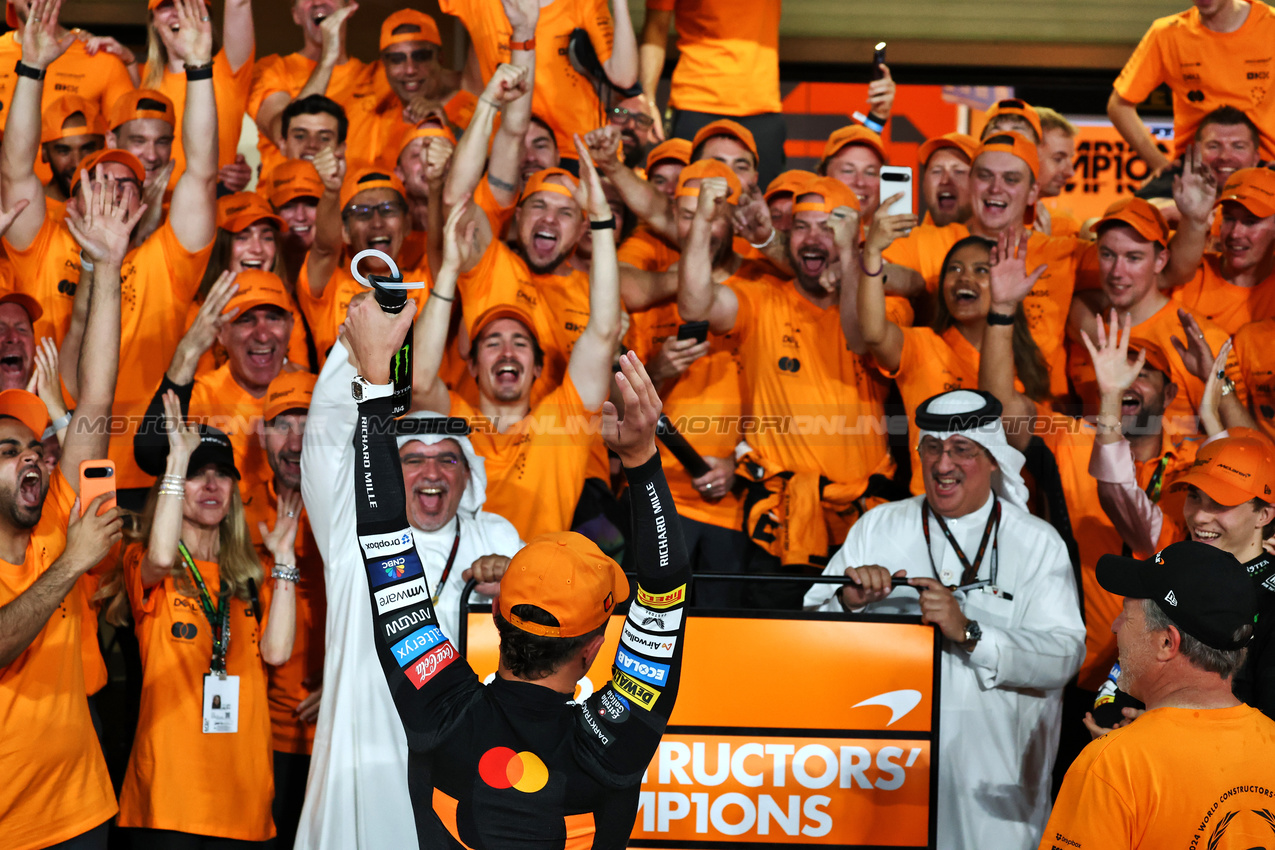 GP ABU DHABI, Lando Norris (GBR) McLaren with Crown Prince Shaikh Salman bin Isa Hamad Al Khalifa (BRN); Oscar Piastri (AUS) McLaren e Sheikh Mohammed bin Essa Al Khalifa (BRN) CEO of the Bahrain Economic Development Board e McLaren Shareholder at the McLaren Constructors' Championship team celebration.

08.12.2024. Formula 1 World Championship, Rd 24, Abu Dhabi Grand Prix, Yas Marina Circuit, Abu Dhabi, Gara Day.

- www.xpbimages.com, EMail: requests@xpbimages.com © Copyright: Moy / XPB Images