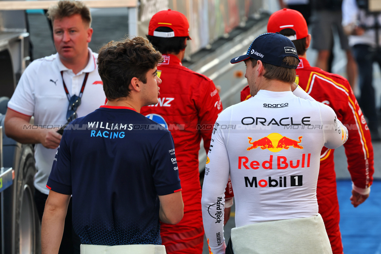 GP ABU DHABI, (L to R): Franco Colapinto (ARG) Williams Racing e Max Verstappen (NLD) Red Bull Racing on the drivers' parade.

08.12.2024. Formula 1 World Championship, Rd 24, Abu Dhabi Grand Prix, Yas Marina Circuit, Abu Dhabi, Gara Day.

- www.xpbimages.com, EMail: requests@xpbimages.com © Copyright: Batchelor / XPB Images