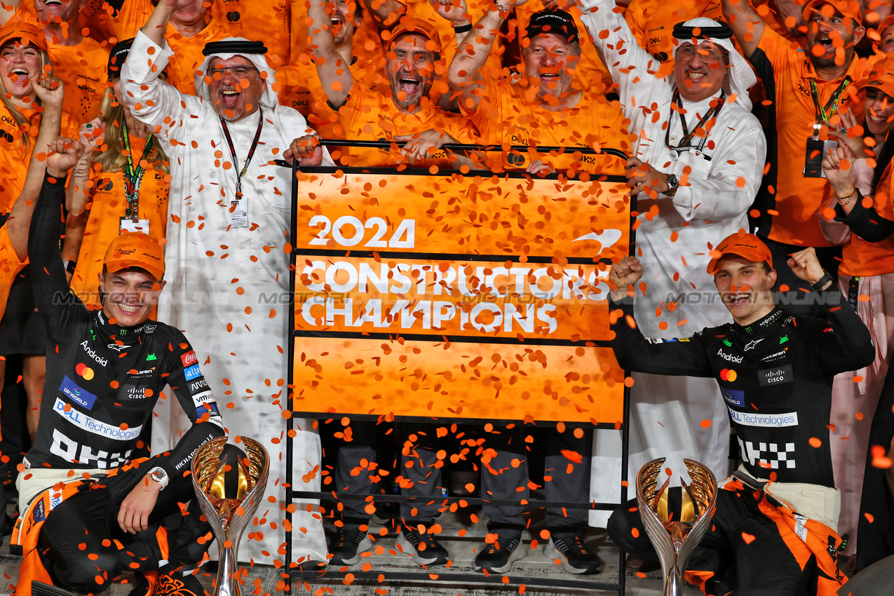 GP ABU DHABI, (L to R): Lando Norris (GBR) McLaren; Crown Prince Shaikh Salman bin Isa Hamad Al Khalifa (BRN); Andreas Seidl (GER) Sauber Group Chief Executive Officer; Zak Brown (USA) McLaren Executive Director; Sheikh Mohammed bin Essa Al Khalifa (BRN) CEO of the Bahrain Economic Development Board e McLaren Shareholder ; e Oscar Piastri (AUS) McLaren with the team at the McLaren Constructors' Championship celebration.

08.12.2024. Formula 1 World Championship, Rd 24, Abu Dhabi Grand Prix, Yas Marina Circuit, Abu Dhabi, Gara Day.

- www.xpbimages.com, EMail: requests@xpbimages.com © Copyright: Batchelor / XPB Images