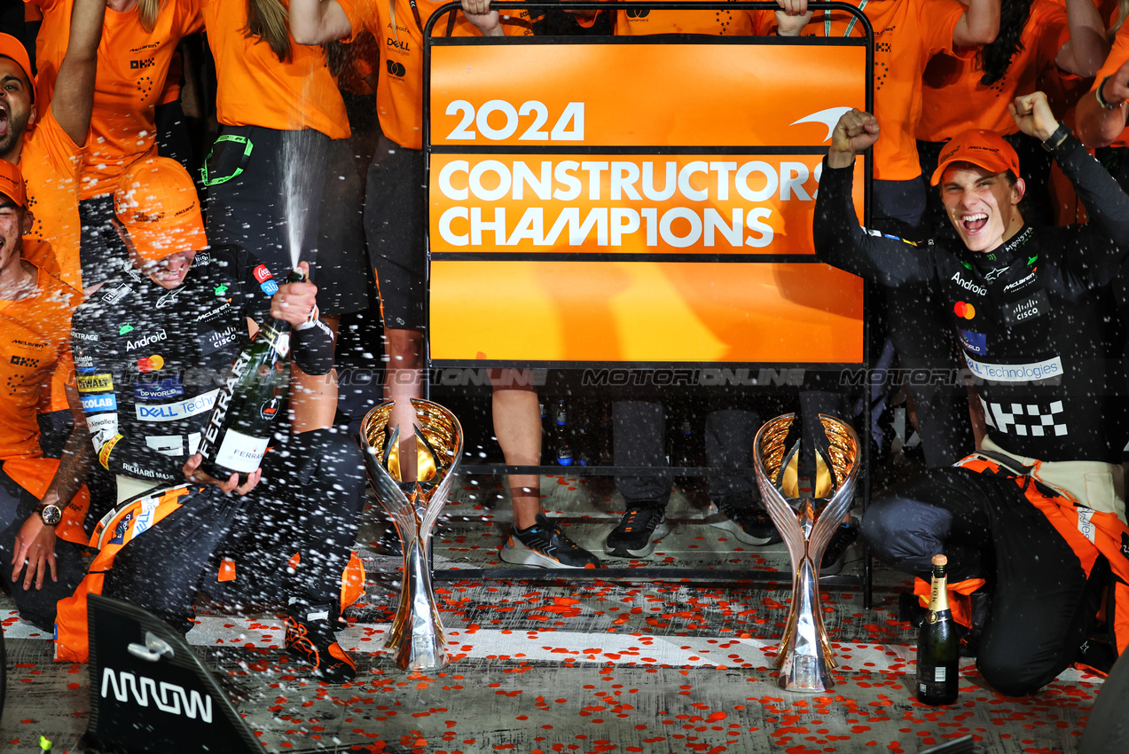 GP ABU DHABI, Gara winner Lando Norris (GBR) McLaren e Oscar Piastri (AUS) McLaren celebrate winning the Constructors' Championship with the team.

08.12.2024. Formula 1 World Championship, Rd 24, Abu Dhabi Grand Prix, Yas Marina Circuit, Abu Dhabi, Gara Day.

- www.xpbimages.com, EMail: requests@xpbimages.com © Copyright: Batchelor / XPB Images