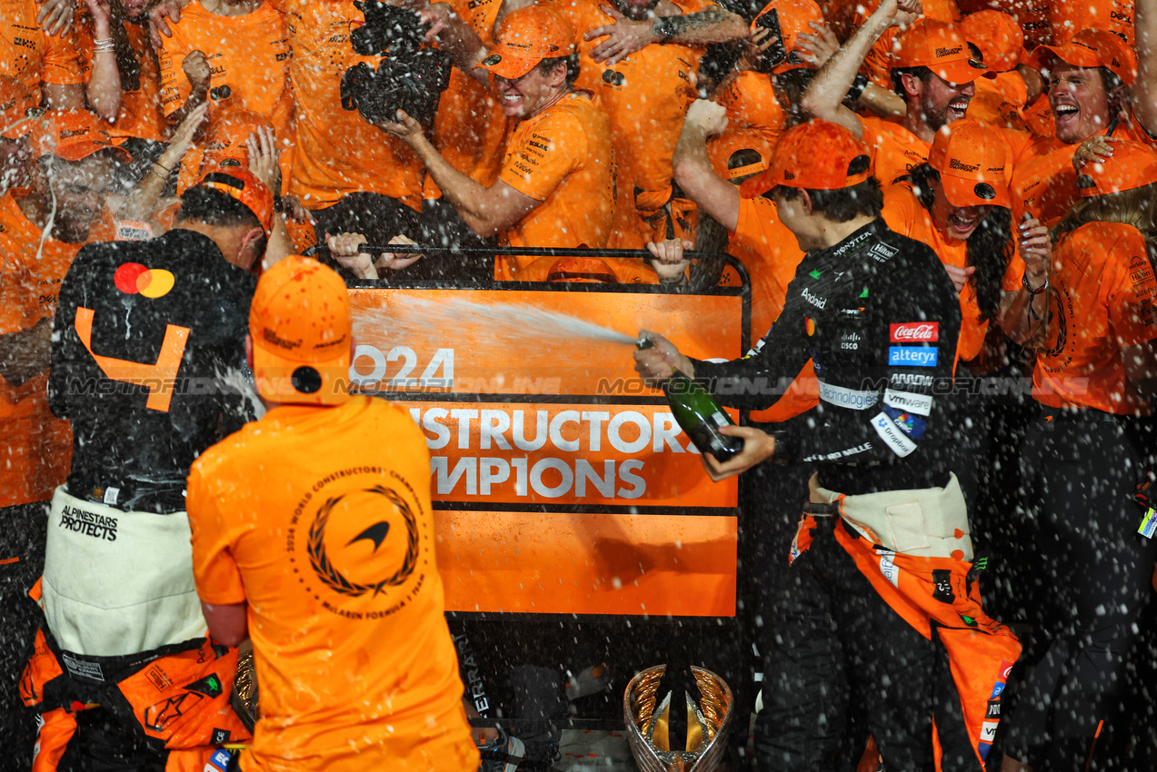 GP ABU DHABI, Gara winner Lando Norris (GBR) McLaren e Oscar Piastri (AUS) McLaren celebrate winning the Constructors' Championship with the team.

08.12.2024. Formula 1 World Championship, Rd 24, Abu Dhabi Grand Prix, Yas Marina Circuit, Abu Dhabi, Gara Day.

- www.xpbimages.com, EMail: requests@xpbimages.com © Copyright: Batchelor / XPB Images