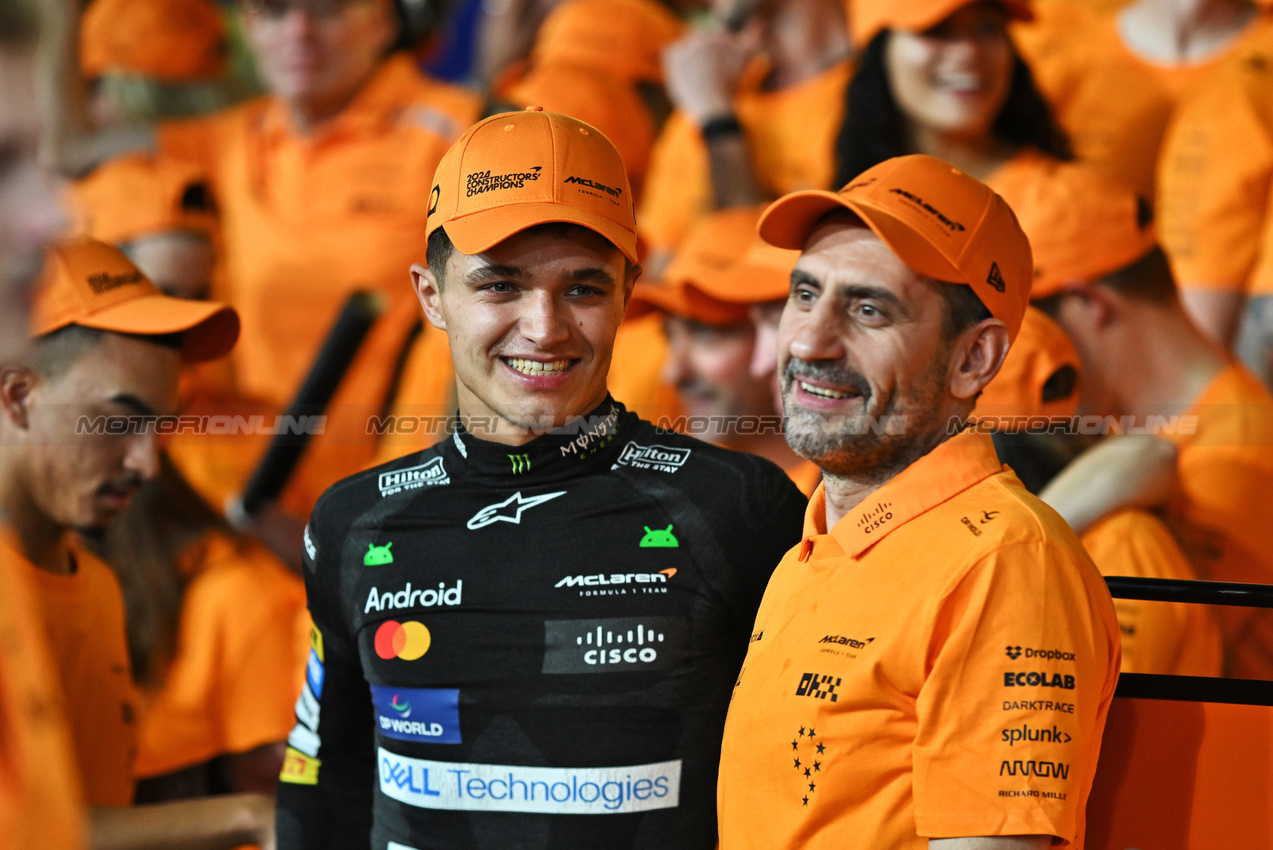 GP ABU DHABI, Lando Norris (GBR) McLaren celebrates at the McLaren Constructors' Championship celebration. 

08.12.2024. Formula 1 World Championship, Rd 24, Abu Dhabi Grand Prix, Yas Marina Circuit, Abu Dhabi, Gara Day.

- www.xpbimages.com, EMail: requests@xpbimages.com © Copyright: Price / XPB Images