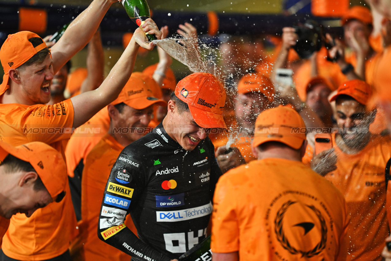 GP ABU DHABI, Lando Norris (GBR) McLaren celebrates at the McLaren Constructors' Championship celebration. 

08.12.2024. Formula 1 World Championship, Rd 24, Abu Dhabi Grand Prix, Yas Marina Circuit, Abu Dhabi, Gara Day.

- www.xpbimages.com, EMail: requests@xpbimages.com © Copyright: Price / XPB Images