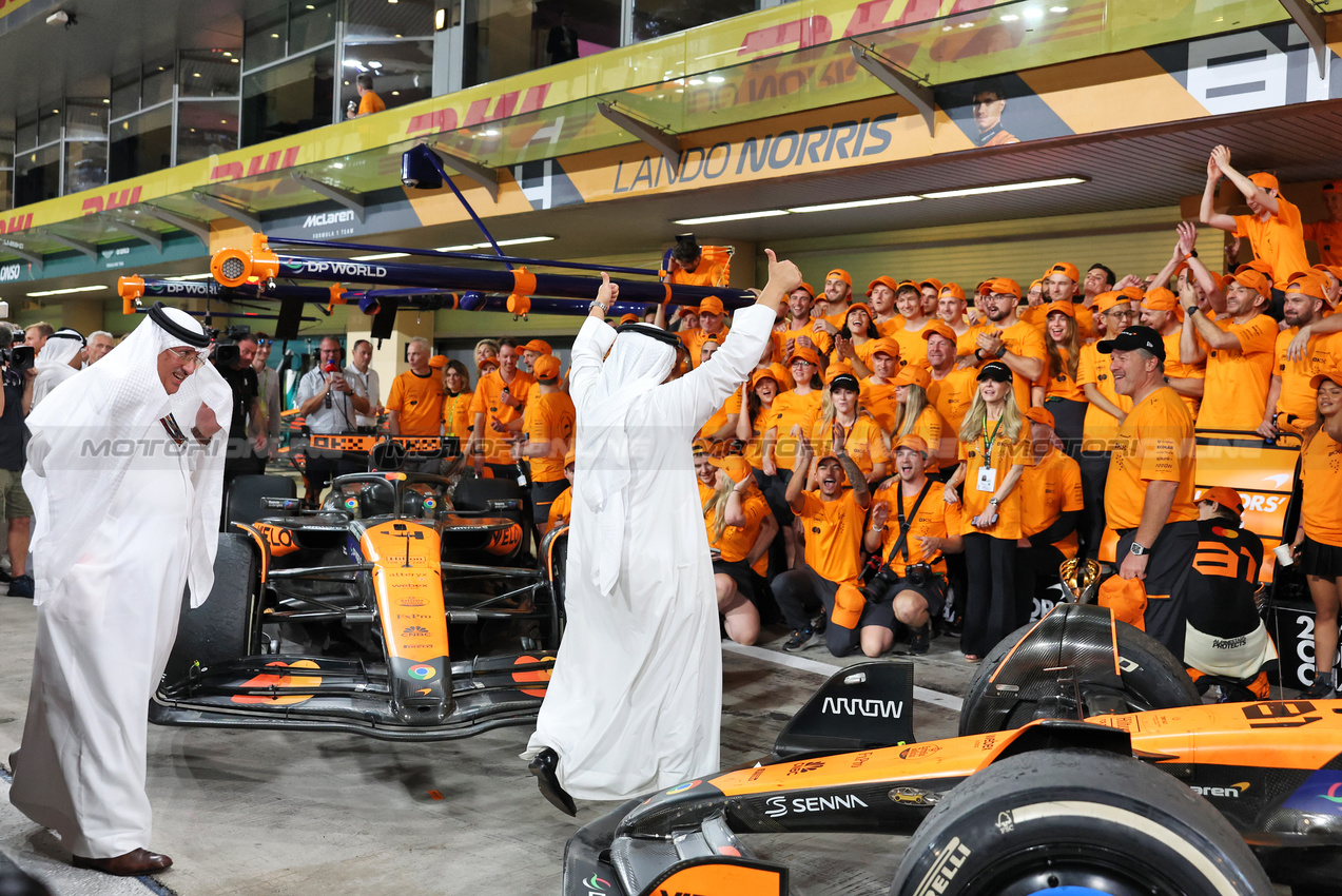 GP ABU DHABI, Crown Prince Shaikh Salman bin Isa Hamad Al Khalifa (BRN); Andreas Seidl (GER) Sauber Group Chief Executive Officer; Sheikh Mohammed bin Essa Al Khalifa (BRN) CEO of the Bahrain Economic Development Board e McLaren Shareholder; e Zak Brown (USA) McLaren Executive Director, at the McLaren Constructors' Championship celebration.

08.12.2024. Formula 1 World Championship, Rd 24, Abu Dhabi Grand Prix, Yas Marina Circuit, Abu Dhabi, Gara Day.

- www.xpbimages.com, EMail: requests@xpbimages.com © Copyright: Bearne / XPB Images