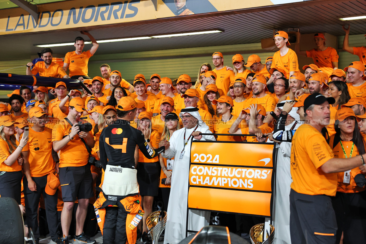 GP ABU DHABI, Zak Brown (USA) McLaren Executive Director with Crown Prince Shaikh Salman bin Isa Hamad Al Khalifa (BRN) e the team at the McLaren Constructors' Championship celebration.

08.12.2024. Formula 1 World Championship, Rd 24, Abu Dhabi Grand Prix, Yas Marina Circuit, Abu Dhabi, Gara Day.

- www.xpbimages.com, EMail: requests@xpbimages.com © Copyright: Bearne / XPB Images