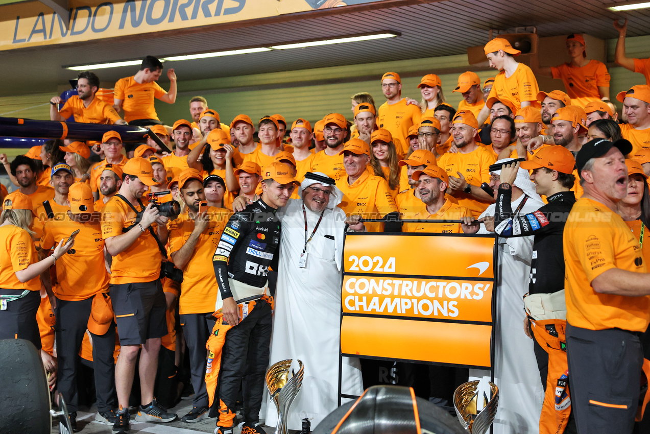 GP ABU DHABI, Zak Brown (USA) McLaren Executive Director with Crown Prince Shaikh Salman bin Isa Hamad Al Khalifa (BRN) e the team at the McLaren Constructors' Championship celebration.

08.12.2024. Formula 1 World Championship, Rd 24, Abu Dhabi Grand Prix, Yas Marina Circuit, Abu Dhabi, Gara Day.

- www.xpbimages.com, EMail: requests@xpbimages.com © Copyright: Bearne / XPB Images