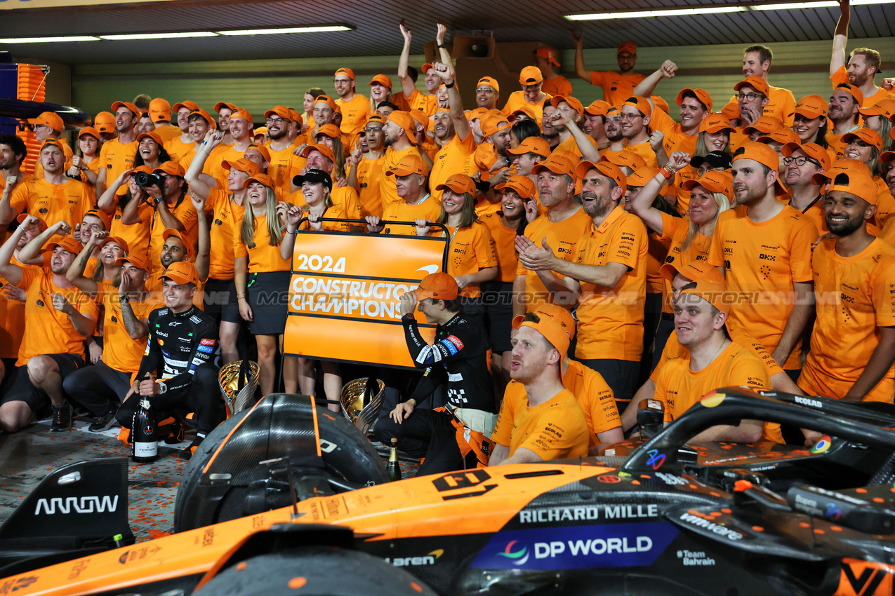 GP ABU DHABI, Gara winner Lando Norris (GBR) McLaren e Oscar Piastri (AUS) McLaren celebrate winning the Constructors' Championship with the team.

08.12.2024. Formula 1 World Championship, Rd 24, Abu Dhabi Grand Prix, Yas Marina Circuit, Abu Dhabi, Gara Day.

- www.xpbimages.com, EMail: requests@xpbimages.com © Copyright: Bearne / XPB Images