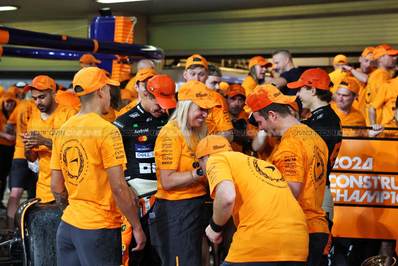 GP ABU DHABI, The McLaren Constructors' Championship celebration. 

08.12.2024. Formula 1 World Championship, Rd 24, Abu Dhabi Grand Prix, Yas Marina Circuit, Abu Dhabi, Gara Day.

- www.xpbimages.com, EMail: requests@xpbimages.com © Copyright: Bearne / XPB Images