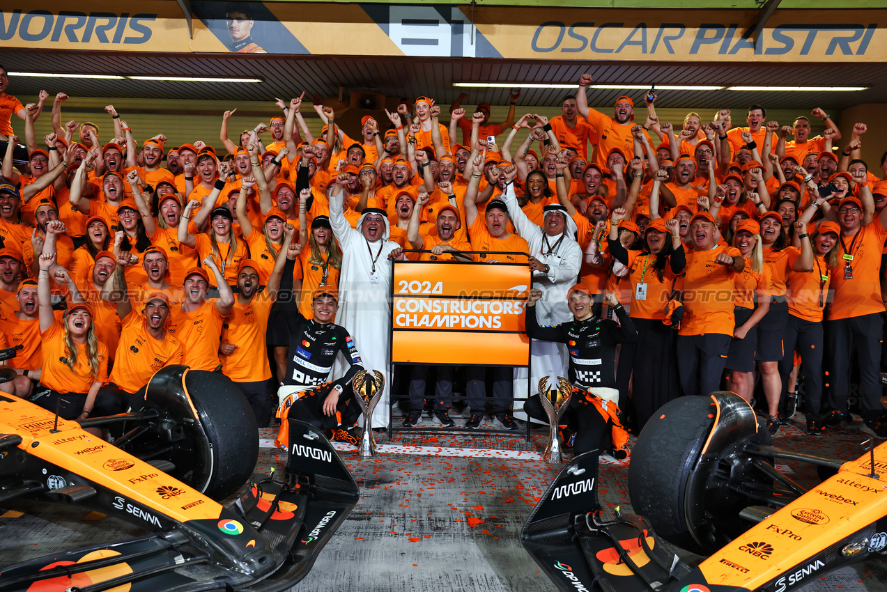 GP ABU DHABI, Lando Norris (GBR) McLaren; Crown Prince Shaikh Salman bin Isa Hamad Al Khalifa (BRN); Andreas Seidl (GER) Sauber Group Chief Executive Officer; Zak Brown (USA) McLaren Executive Director; Sheikh Mohammed bin Essa Al Khalifa (BRN) CEO of the Bahrain Economic Development Board e McLaren Shareholder ; e Oscar Piastri (AUS) McLaren with the team at the McLaren Constructors' Championship celebration.

08.12.2024. Formula 1 World Championship, Rd 24, Abu Dhabi Grand Prix, Yas Marina Circuit, Abu Dhabi, Gara Day.

 - www.xpbimages.com, EMail: requests@xpbimages.com © Copyright: Coates / XPB Images
