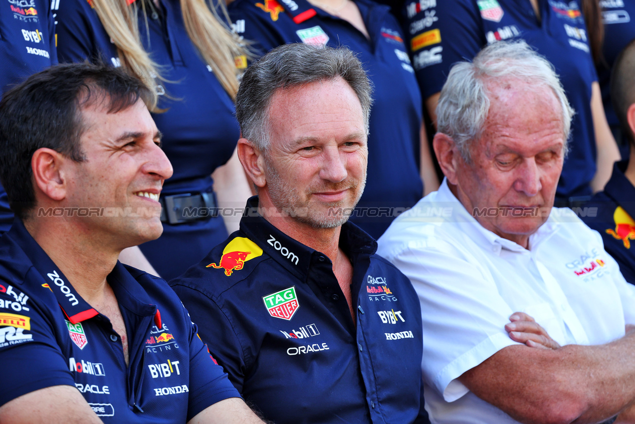 GP ABU DHABI, (L to R): Pierre Wache (FRA) Red Bull Racing Technical Director; Christian Horner (GBR) Red Bull Racing Team Principal; e Dr Helmut Marko (AUT) Red Bull Motorsport Consultant, at a team photograph.

08.12.2024. Formula 1 World Championship, Rd 24, Abu Dhabi Grand Prix, Yas Marina Circuit, Abu Dhabi, Gara Day.

- www.xpbimages.com, EMail: requests@xpbimages.com © Copyright: Batchelor / XPB Images