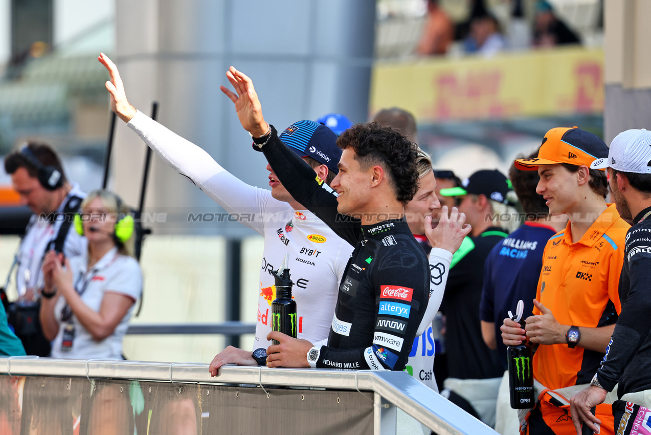 GP ABU DHABI, Lando Norris (GBR) McLaren e Max Verstappen (NLD) Red Bull Racing on the drivers' parade.

08.12.2024. Formula 1 World Championship, Rd 24, Abu Dhabi Grand Prix, Yas Marina Circuit, Abu Dhabi, Gara Day.

- www.xpbimages.com, EMail: requests@xpbimages.com © Copyright: Batchelor / XPB Images