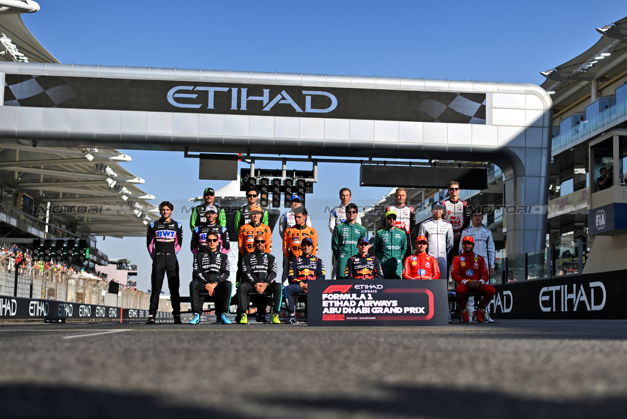 GP ABU DHABI, The end of season drivers' photograph.

08.12.2024. Formula 1 World Championship, Rd 24, Abu Dhabi Grand Prix, Yas Marina Circuit, Abu Dhabi, Gara Day.

- www.xpbimages.com, EMail: requests@xpbimages.com © Copyright: Price / XPB Images