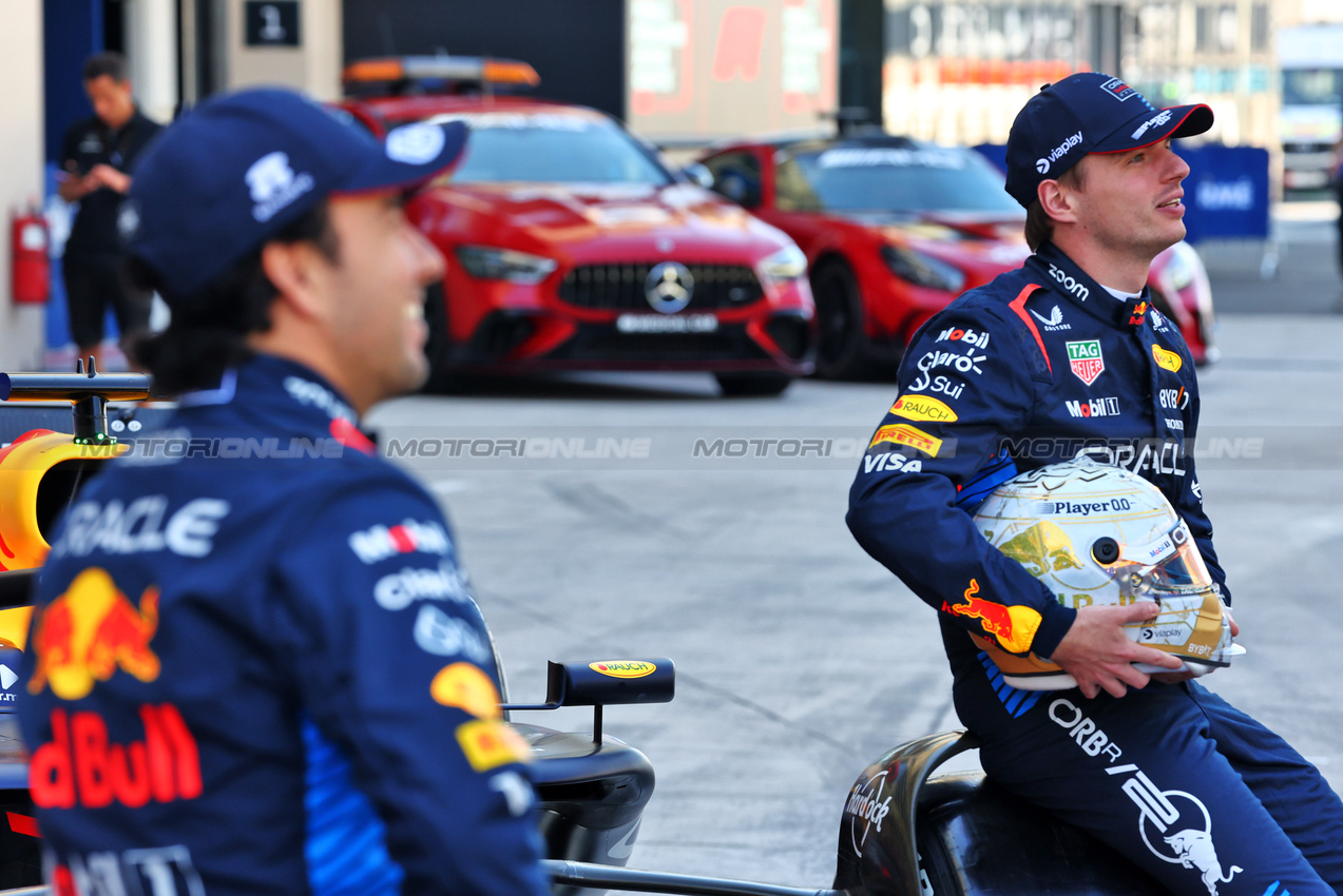GP ABU DHABI, Max Verstappen (NLD) Red Bull Racing e Sergio Perez (MEX) Red Bull Racing at a team photograph.

08.12.2024. Formula 1 World Championship, Rd 24, Abu Dhabi Grand Prix, Yas Marina Circuit, Abu Dhabi, Gara Day.

- www.xpbimages.com, EMail: requests@xpbimages.com © Copyright: Batchelor / XPB Images
