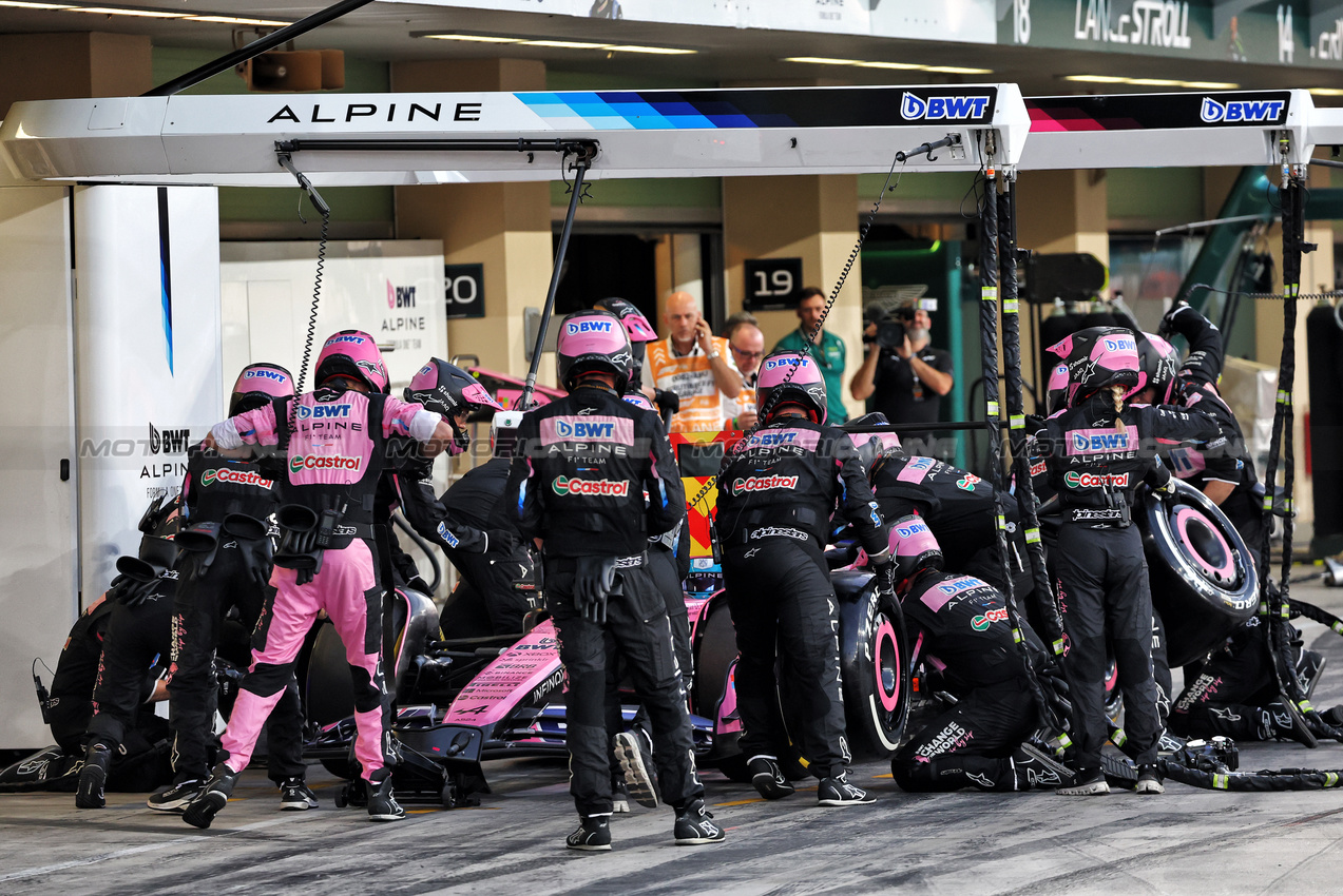 GP ABU DHABI, Pierre Gasly (FRA) Alpine F1 Team A524 makes a pit stop.

08.12.2024. Formula 1 World Championship, Rd 24, Abu Dhabi Grand Prix, Yas Marina Circuit, Abu Dhabi, Gara Day.

- www.xpbimages.com, EMail: requests@xpbimages.com © Copyright: Batchelor / XPB Images