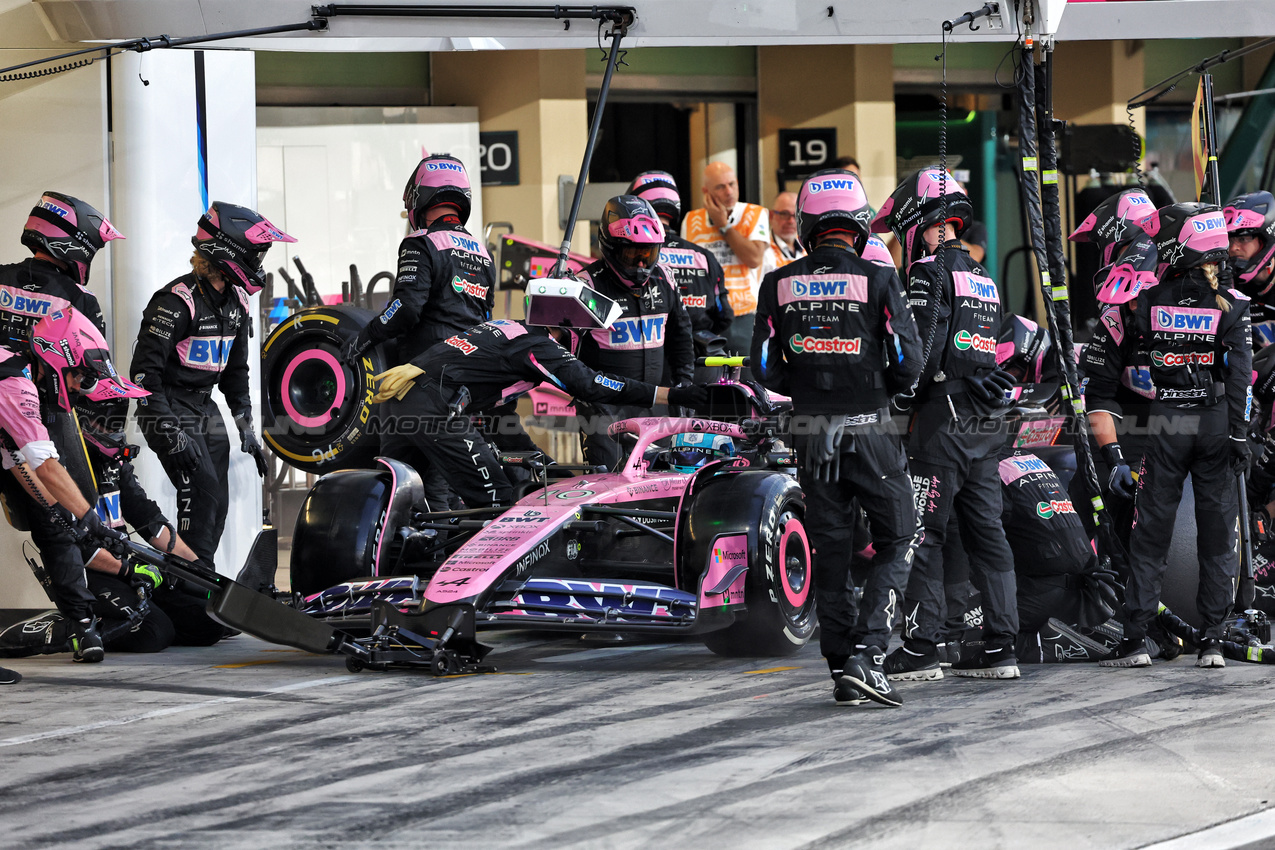 GP ABU DHABI, Pierre Gasly (FRA) Alpine F1 Team A524 makes a pit stop.

08.12.2024. Formula 1 World Championship, Rd 24, Abu Dhabi Grand Prix, Yas Marina Circuit, Abu Dhabi, Gara Day.

- www.xpbimages.com, EMail: requests@xpbimages.com © Copyright: Batchelor / XPB Images