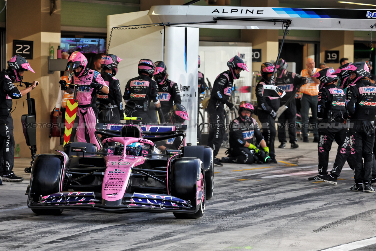GP ABU DHABI, Pierre Gasly (FRA) Alpine F1 Team A524 makes a pit stop.

08.12.2024. Formula 1 World Championship, Rd 24, Abu Dhabi Grand Prix, Yas Marina Circuit, Abu Dhabi, Gara Day.

- www.xpbimages.com, EMail: requests@xpbimages.com © Copyright: Batchelor / XPB Images