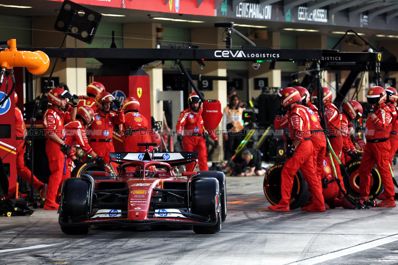 GP ABU DHABI, Charles Leclerc (MON) Ferrari SF-24 makes a pit stop.

08.12.2024. Formula 1 World Championship, Rd 24, Abu Dhabi Grand Prix, Yas Marina Circuit, Abu Dhabi, Gara Day.

- www.xpbimages.com, EMail: requests@xpbimages.com © Copyright: Batchelor / XPB Images