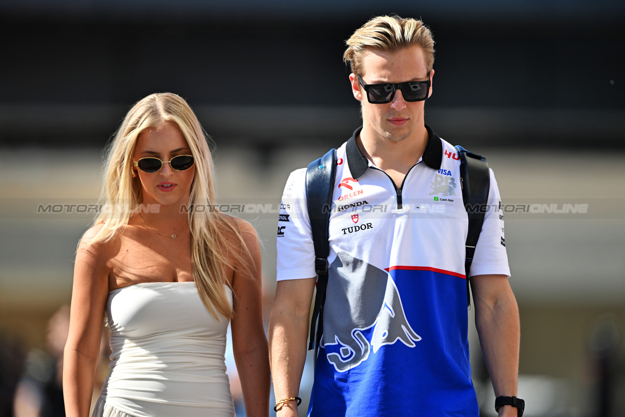 GP ABU DHABI, (L to R): Hannah St. John (USA) with her boyfriend Liam Lawson (NZL) RB.

08.12.2024. Formula 1 World Championship, Rd 24, Abu Dhabi Grand Prix, Yas Marina Circuit, Abu Dhabi, Gara Day.

- www.xpbimages.com, EMail: requests@xpbimages.com © Copyright: Price / XPB Images