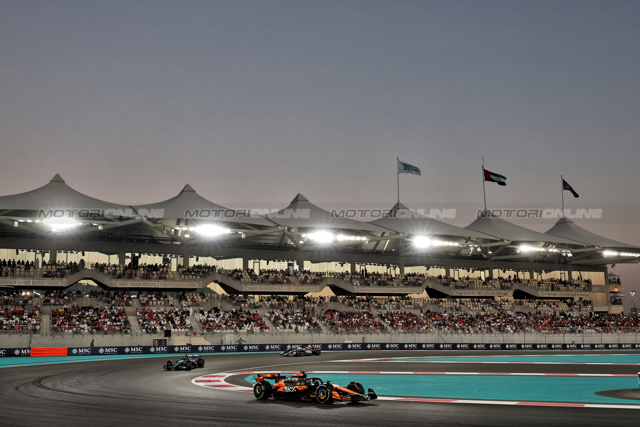 GP ABU DHABI, Oscar Piastri (AUS) McLaren MCL38.

08.12.2024. Formula 1 World Championship, Rd 24, Abu Dhabi Grand Prix, Yas Marina Circuit, Abu Dhabi, Gara Day.

- www.xpbimages.com, EMail: requests@xpbimages.com © Copyright: Moy / XPB Images