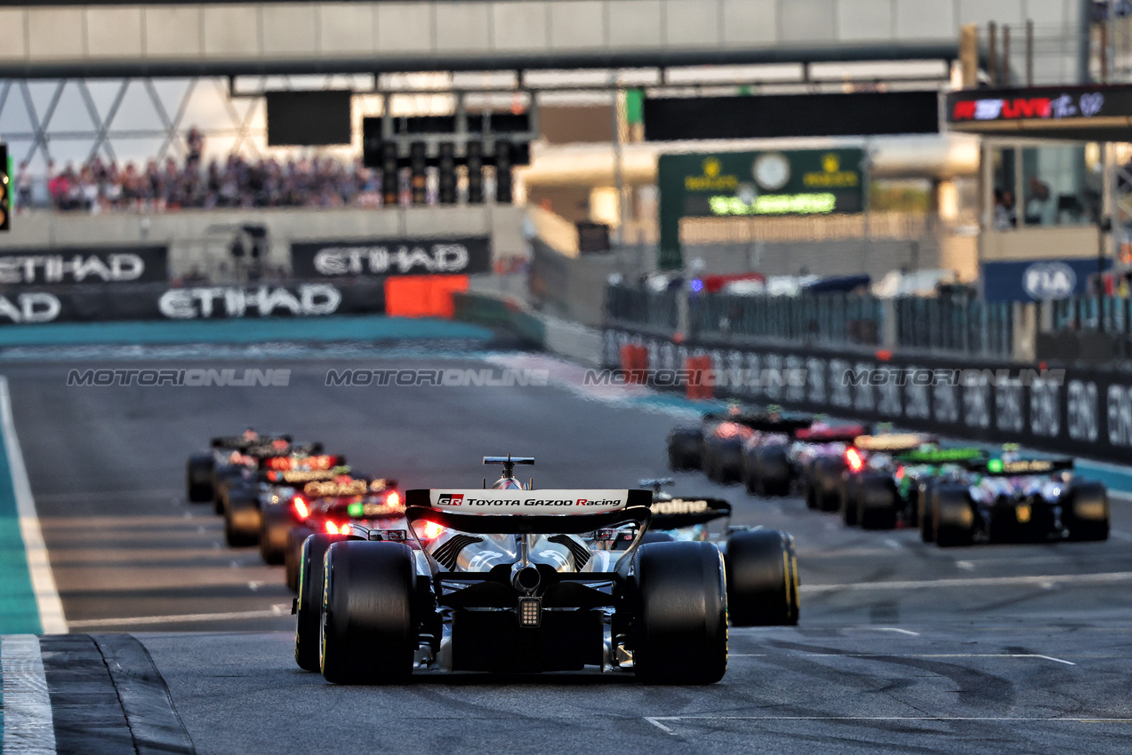 GP ABU DHABI, Kevin Magnussen (DEN) Haas VF-24.

08.12.2024. Formula 1 World Championship, Rd 24, Abu Dhabi Grand Prix, Yas Marina Circuit, Abu Dhabi, Gara Day.

- www.xpbimages.com, EMail: requests@xpbimages.com © Copyright: Charniaux / XPB Images
