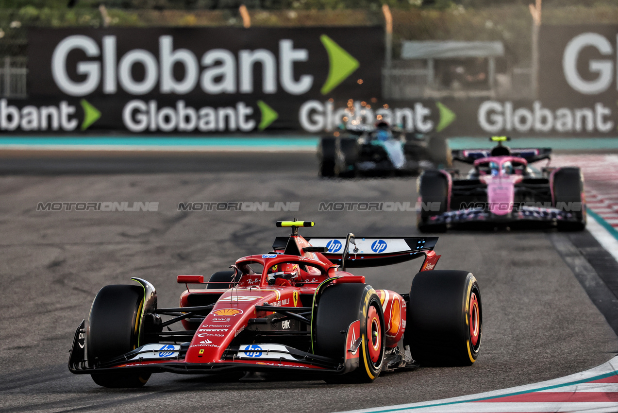 GP ABU DHABI, Carlos Sainz Jr (ESP) Ferrari SF-24.

08.12.2024. Formula 1 World Championship, Rd 24, Abu Dhabi Grand Prix, Yas Marina Circuit, Abu Dhabi, Gara Day.

- www.xpbimages.com, EMail: requests@xpbimages.com © Copyright: Charniaux / XPB Images