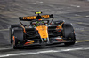 GP ABU DHABI, Gara winner Lando Norris (GBR) McLaren MCL38 crosses the finish line at the end of the race.

08.12.2024. Formula 1 World Championship, Rd 24, Abu Dhabi Grand Prix, Yas Marina Circuit, Abu Dhabi, Gara Day.

- www.xpbimages.com, EMail: requests@xpbimages.com © Copyright: Batchelor / XPB Images