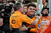 GP ABU DHABI, (L to R): Zak Brown (USA) McLaren Executive Director celebrates with vincitore Lando Norris (GBR) McLaren after winning the Constructors' Championship. 

08.12.2024. Formula 1 World Championship, Rd 24, Abu Dhabi Grand Prix, Yas Marina Circuit, Abu Dhabi, Gara Day.

- www.xpbimages.com, EMail: requests@xpbimages.com © Copyright: Moy / XPB Images