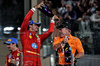 GP ABU DHABI, (L to R): Carlos Sainz Jr (ESP) Ferrari celebrates on the podium with Zak Brown (USA) McLaren Executive Director.

08.12.2024. Formula 1 World Championship, Rd 24, Abu Dhabi Grand Prix, Yas Marina Circuit, Abu Dhabi, Gara Day.

- www.xpbimages.com, EMail: requests@xpbimages.com © Copyright: Moy / XPB Images