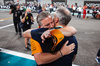 GP ABU DHABI, (L to R): Zak Brown (USA) McLaren Executive Director celebrates in parc ferme with Adam Norris (GBR) in parc ferme after winning the Constructors' Championship. 

08.12.2024. Formula 1 World Championship, Rd 24, Abu Dhabi Grand Prix, Yas Marina Circuit, Abu Dhabi, Gara Day.

- www.xpbimages.com, EMail: requests@xpbimages.com © Copyright: Bearne / XPB Images