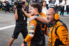 GP ABU DHABI, (L to R): Zak Brown (USA) McLaren Executive Director celebrates with vincitore Lando Norris (GBR) McLaren after winning the Constructors' Championship. 

08.12.2024. Formula 1 World Championship, Rd 24, Abu Dhabi Grand Prix, Yas Marina Circuit, Abu Dhabi, Gara Day.

- www.xpbimages.com, EMail: requests@xpbimages.com © Copyright: Bearne / XPB Images