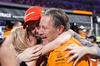 GP ABU DHABI, Zak Brown (USA) McLaren Executive Director celebrates winning the Constructors' Championship at the end of the race.

08.12.2024. Formula 1 World Championship, Rd 24, Abu Dhabi Grand Prix, Yas Marina Circuit, Abu Dhabi, Gara Day.

- www.xpbimages.com, EMail: requests@xpbimages.com © Copyright: Bearne / XPB Images