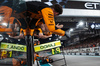 GP ABU DHABI, Gara winner Lando Norris (GBR) McLaren MCL38 passes the team at the end of the race.

08.12.2024. Formula 1 World Championship, Rd 24, Abu Dhabi Grand Prix, Yas Marina Circuit, Abu Dhabi, Gara Day.

- www.xpbimages.com, EMail: requests@xpbimages.com © Copyright: Bearne / XPB Images