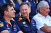 GP ABU DHABI, (L to R): Pierre Wache (FRA) Red Bull Racing Technical Director; Christian Horner (GBR) Red Bull Racing Team Principal; e Dr Helmut Marko (AUT) Red Bull Motorsport Consultant, at a team photograph.

08.12.2024. Formula 1 World Championship, Rd 24, Abu Dhabi Grand Prix, Yas Marina Circuit, Abu Dhabi, Gara Day.

- www.xpbimages.com, EMail: requests@xpbimages.com © Copyright: Batchelor / XPB Images
