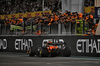 GP ABU DHABI, Gara winner Lando Norris (GBR) McLaren MCL38 passes the team at the end of the race.

08.12.2024. Formula 1 World Championship, Rd 24, Abu Dhabi Grand Prix, Yas Marina Circuit, Abu Dhabi, Gara Day.

- www.xpbimages.com, EMail: requests@xpbimages.com © Copyright: Price / XPB Images