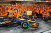 GP ABU DHABI, Gara winner Lando Norris (GBR) McLaren e Oscar Piastri (AUS) McLaren celebrate winning the Constructors' Championship with the team.

08.12.2024. Formula 1 World Championship, Rd 24, Abu Dhabi Grand Prix, Yas Marina Circuit, Abu Dhabi, Gara Day.

- www.xpbimages.com, EMail: requests@xpbimages.com © Copyright: Charniaux / XPB Images