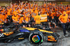 GP ABU DHABI, Gara winner Lando Norris (GBR) McLaren e Oscar Piastri (AUS) McLaren celebrate winning the Constructors' Championship with the team.

08.12.2024. Formula 1 World Championship, Rd 24, Abu Dhabi Grand Prix, Yas Marina Circuit, Abu Dhabi, Gara Day.

- www.xpbimages.com, EMail: requests@xpbimages.com © Copyright: Charniaux / XPB Images