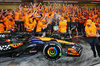 GP ABU DHABI, Gara winner Lando Norris (GBR) McLaren e Oscar Piastri (AUS) McLaren celebrate winning the Constructors' Championship with the team.

08.12.2024. Formula 1 World Championship, Rd 24, Abu Dhabi Grand Prix, Yas Marina Circuit, Abu Dhabi, Gara Day.

- www.xpbimages.com, EMail: requests@xpbimages.com © Copyright: Charniaux / XPB Images
